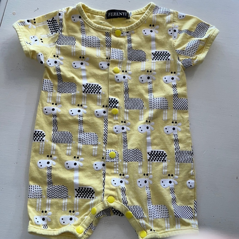 Ferenyi giraffe motif onesie  3-6 months